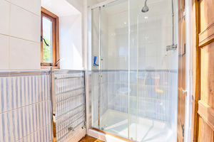Shower room- click for photo gallery